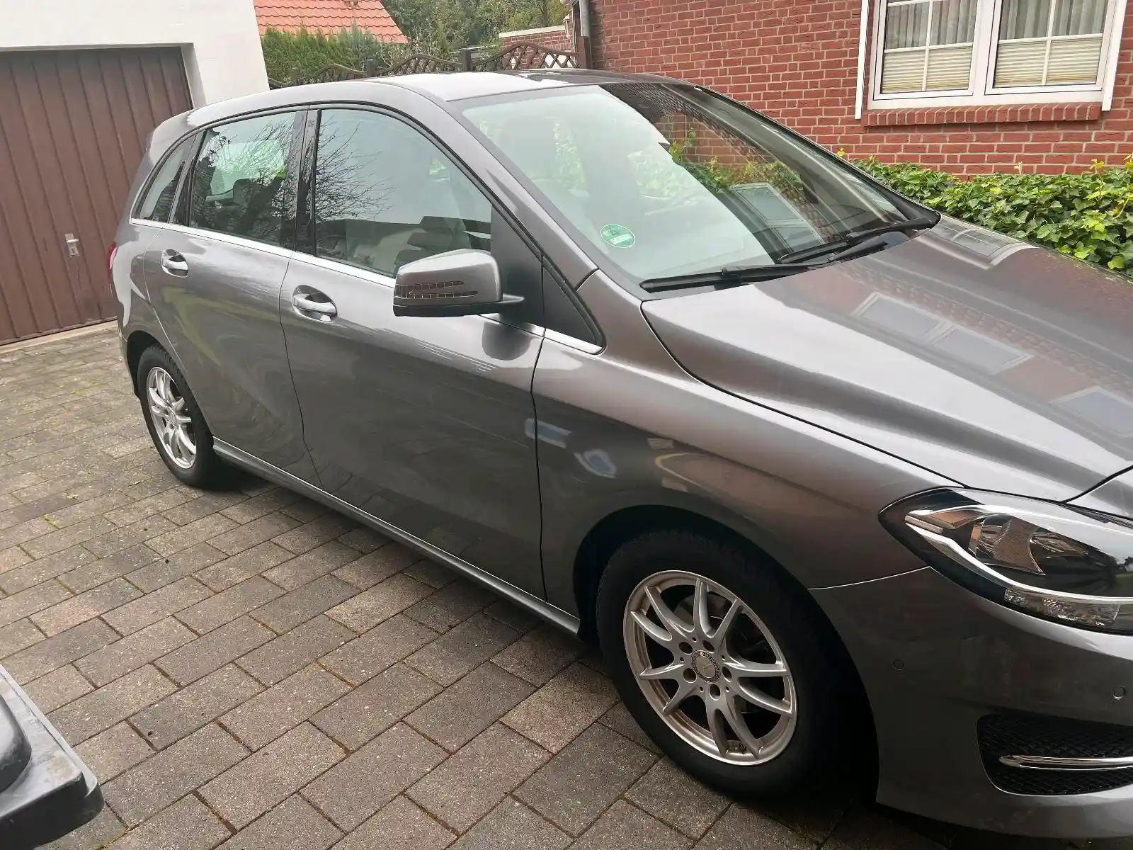 Mercedes-Benz B 180