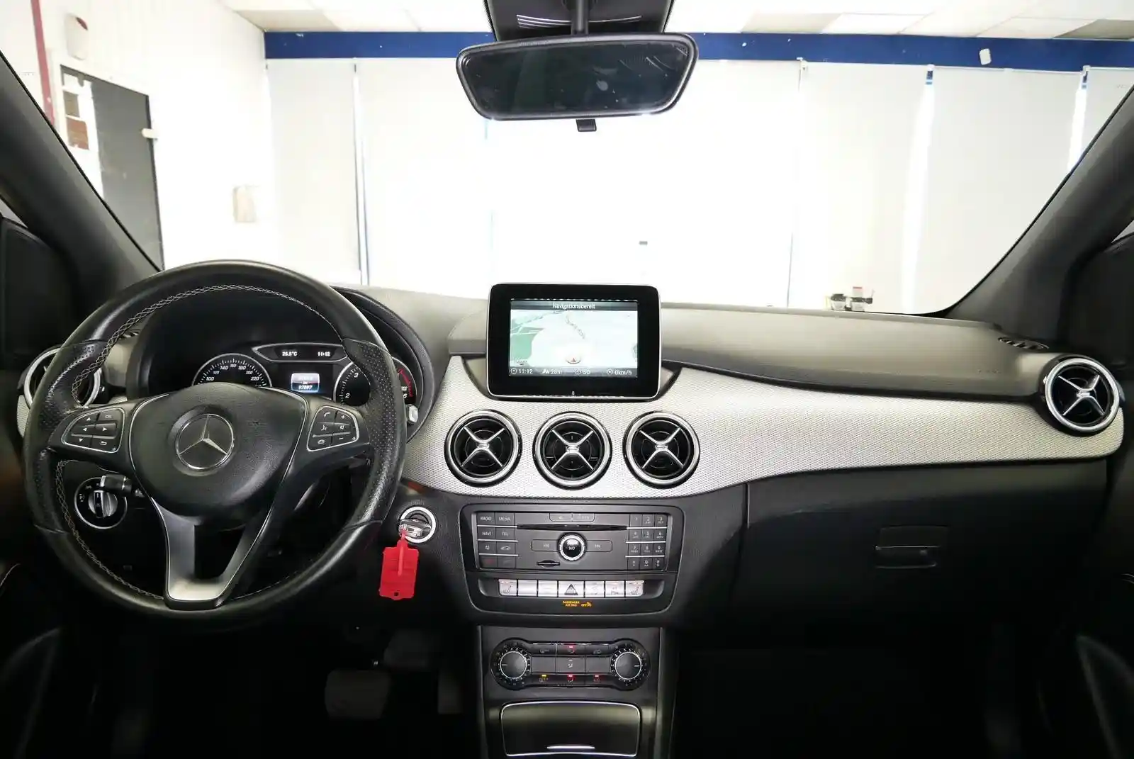 Mercedes-Benz B 180