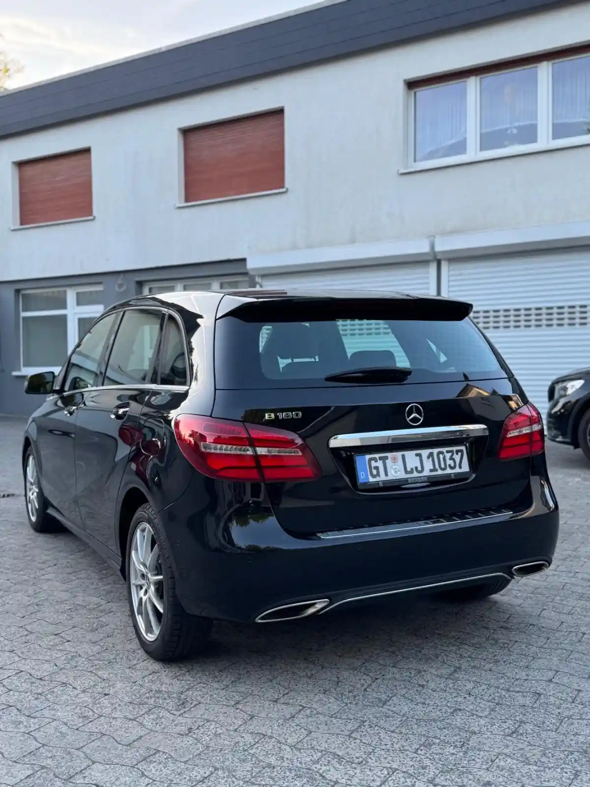Mercedes-Benz B 180