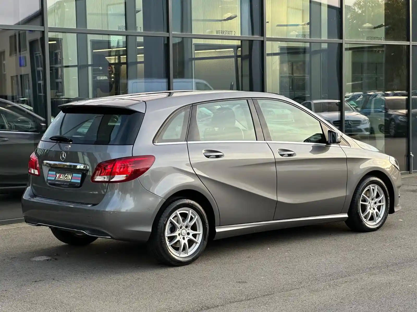 Mercedes-Benz B 180