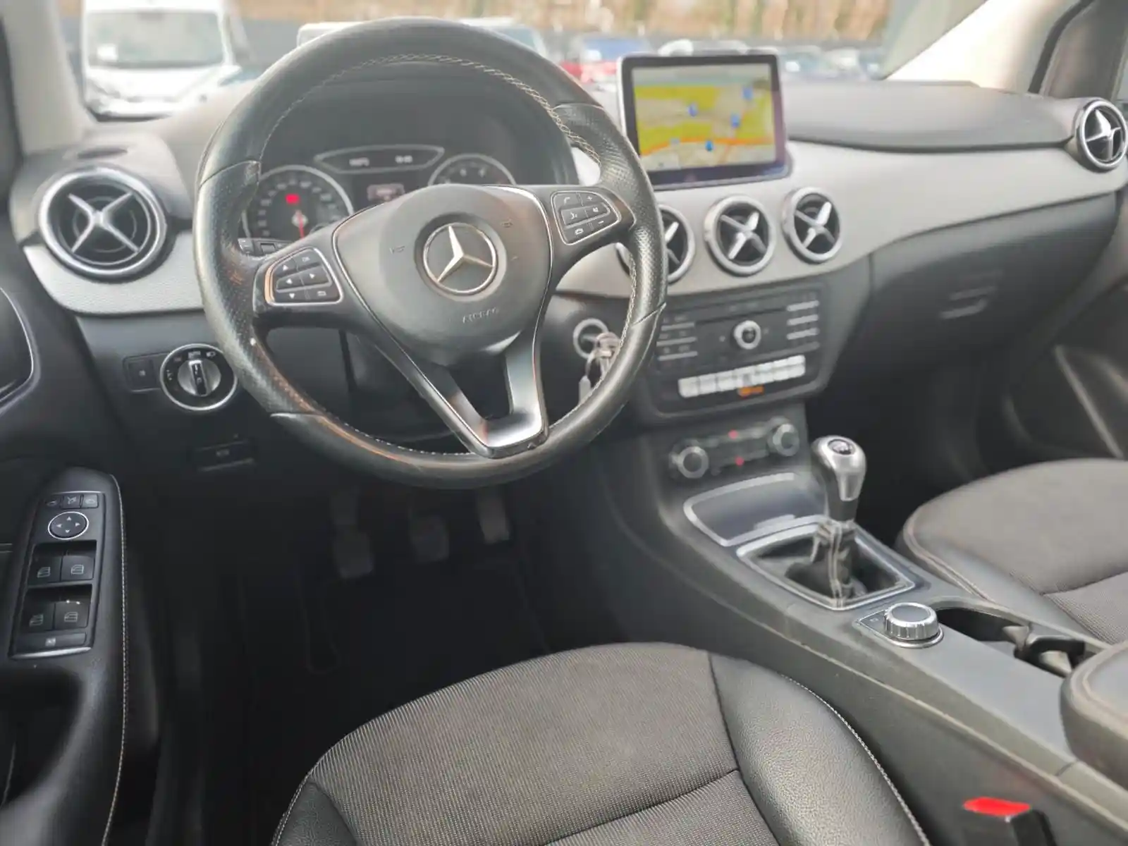 Mercedes-Benz B 180
