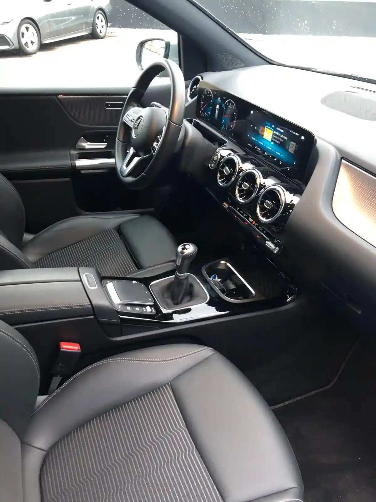 Mercedes-Benz B 180
