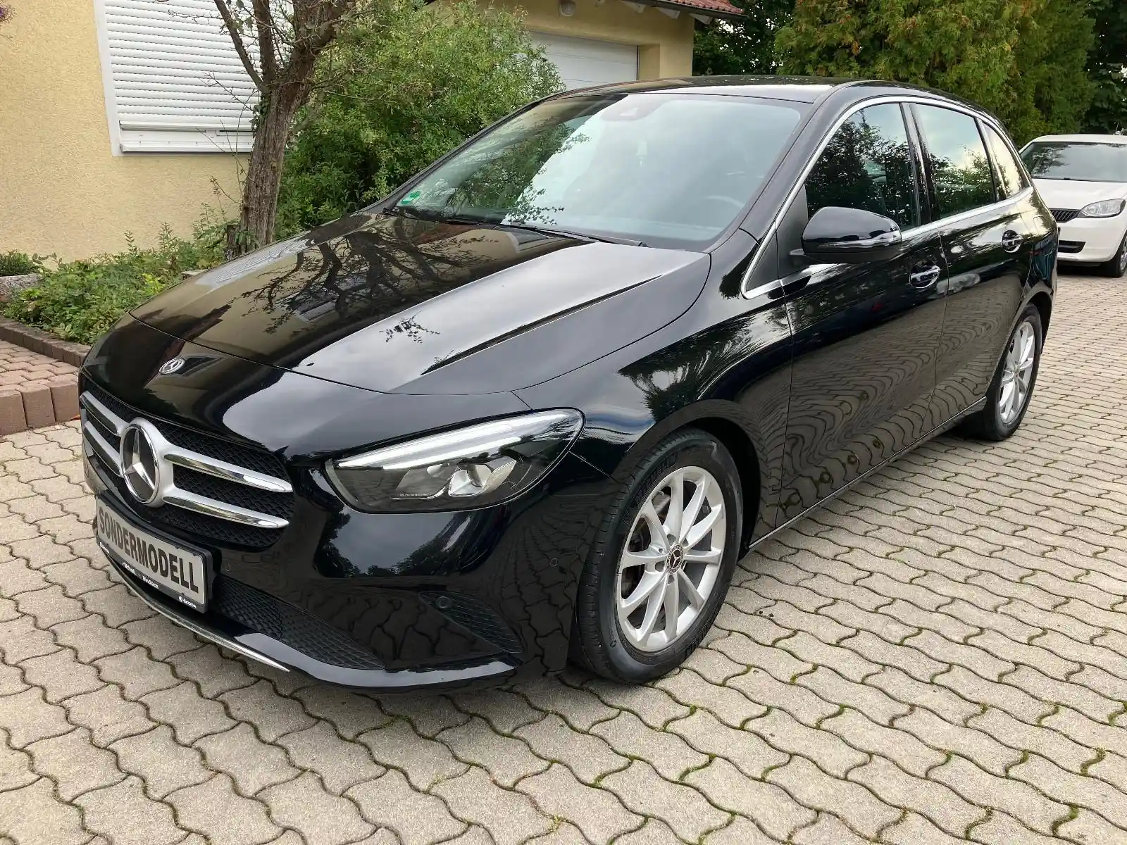 Mercedes-Benz B 180