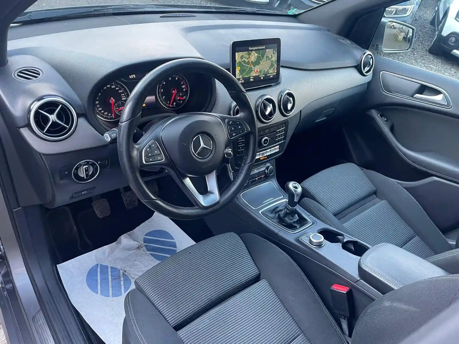 Mercedes-Benz B 180