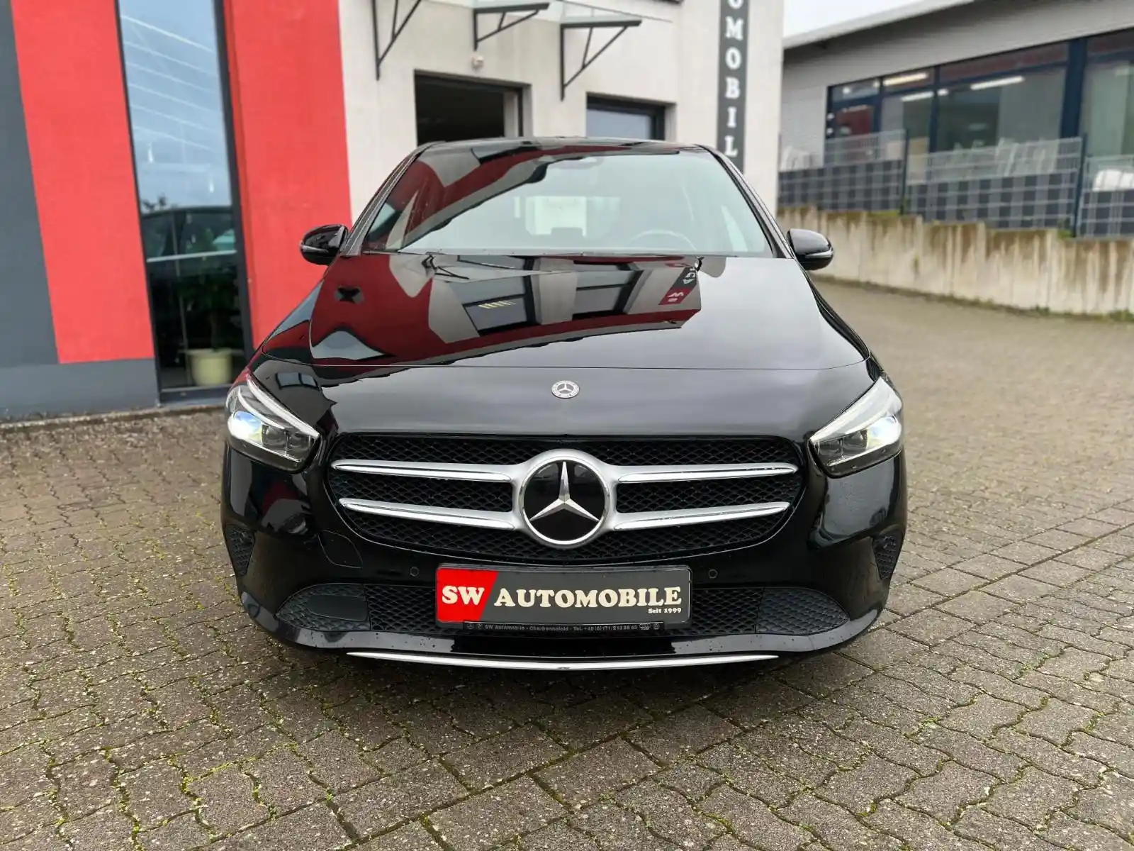 Mercedes-Benz B 180