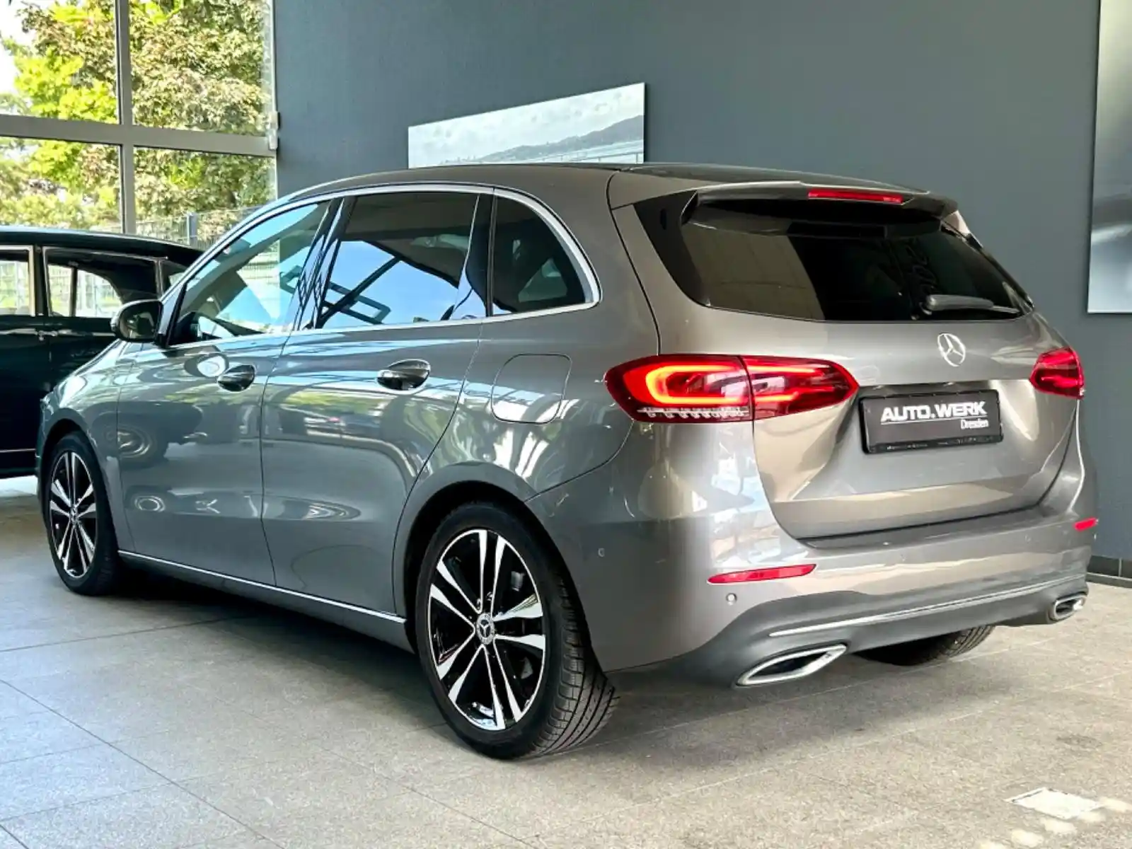 Mercedes-Benz B 180