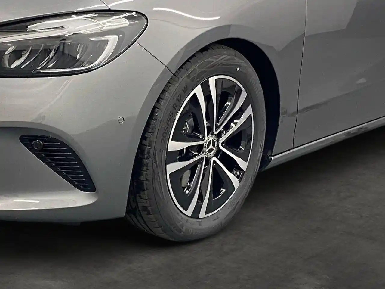 Mercedes-Benz B 180