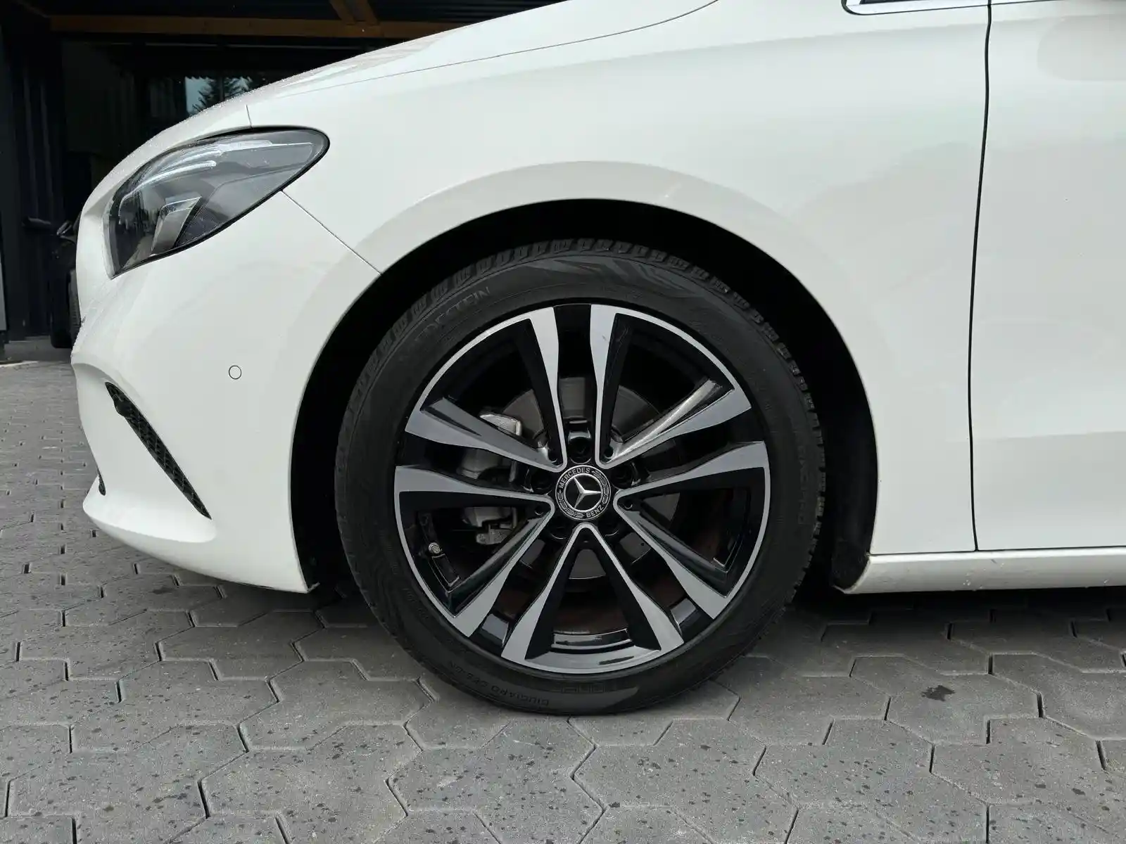 Mercedes-Benz B 180