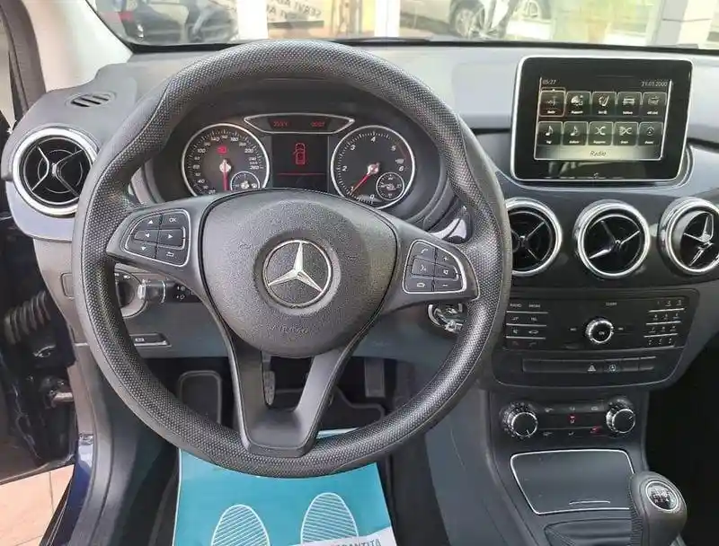Mercedes-Benz B 180