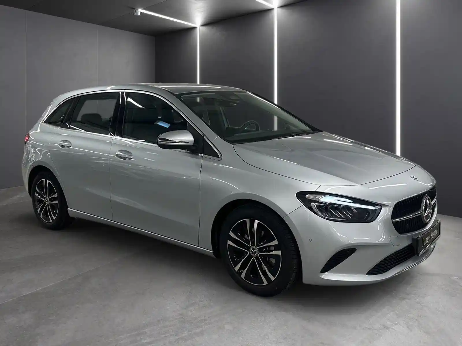 Mercedes-Benz B 180