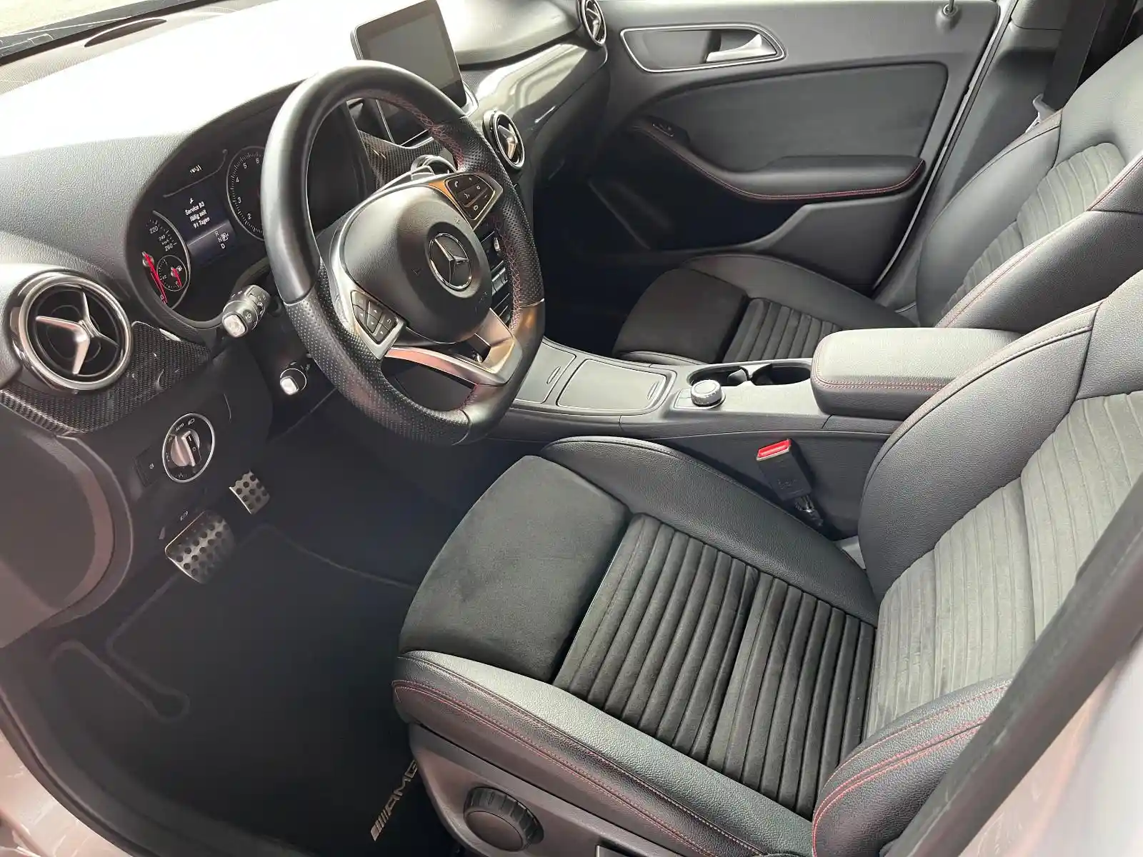 Mercedes-Benz B 180