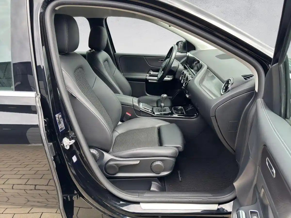 Mercedes-Benz B 180