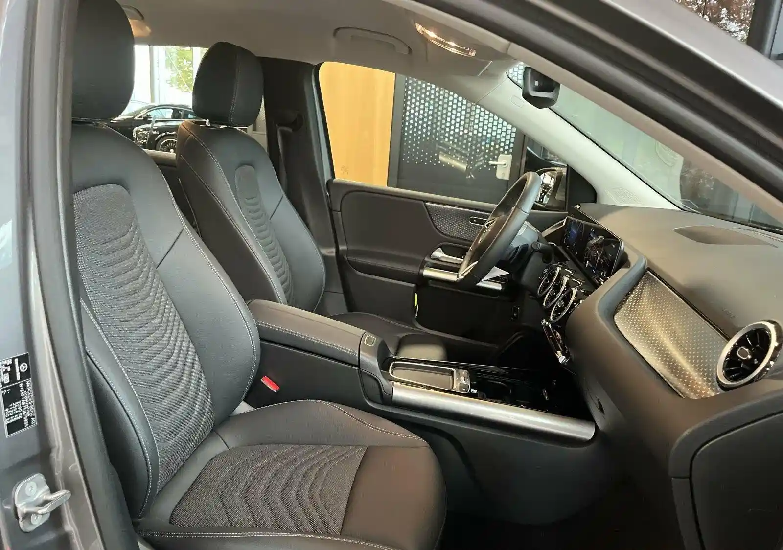 Mercedes-Benz B 180