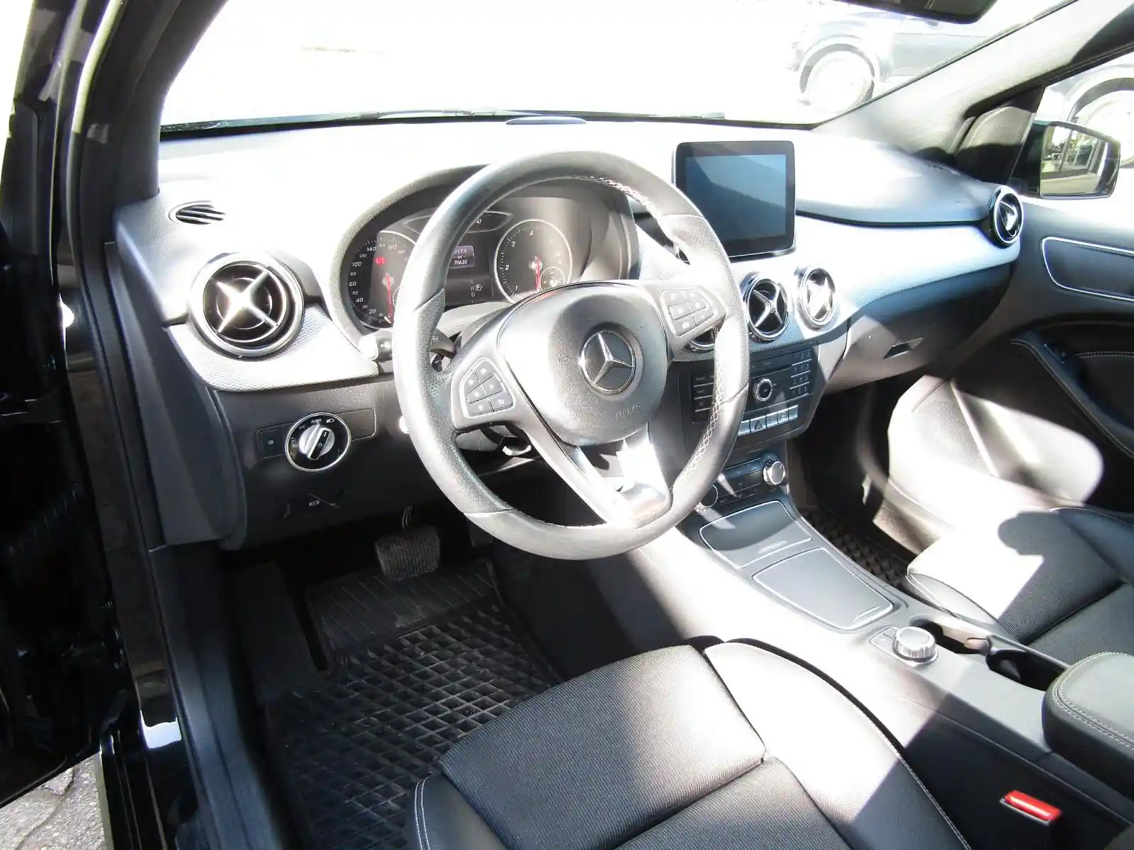 Mercedes-Benz B 180