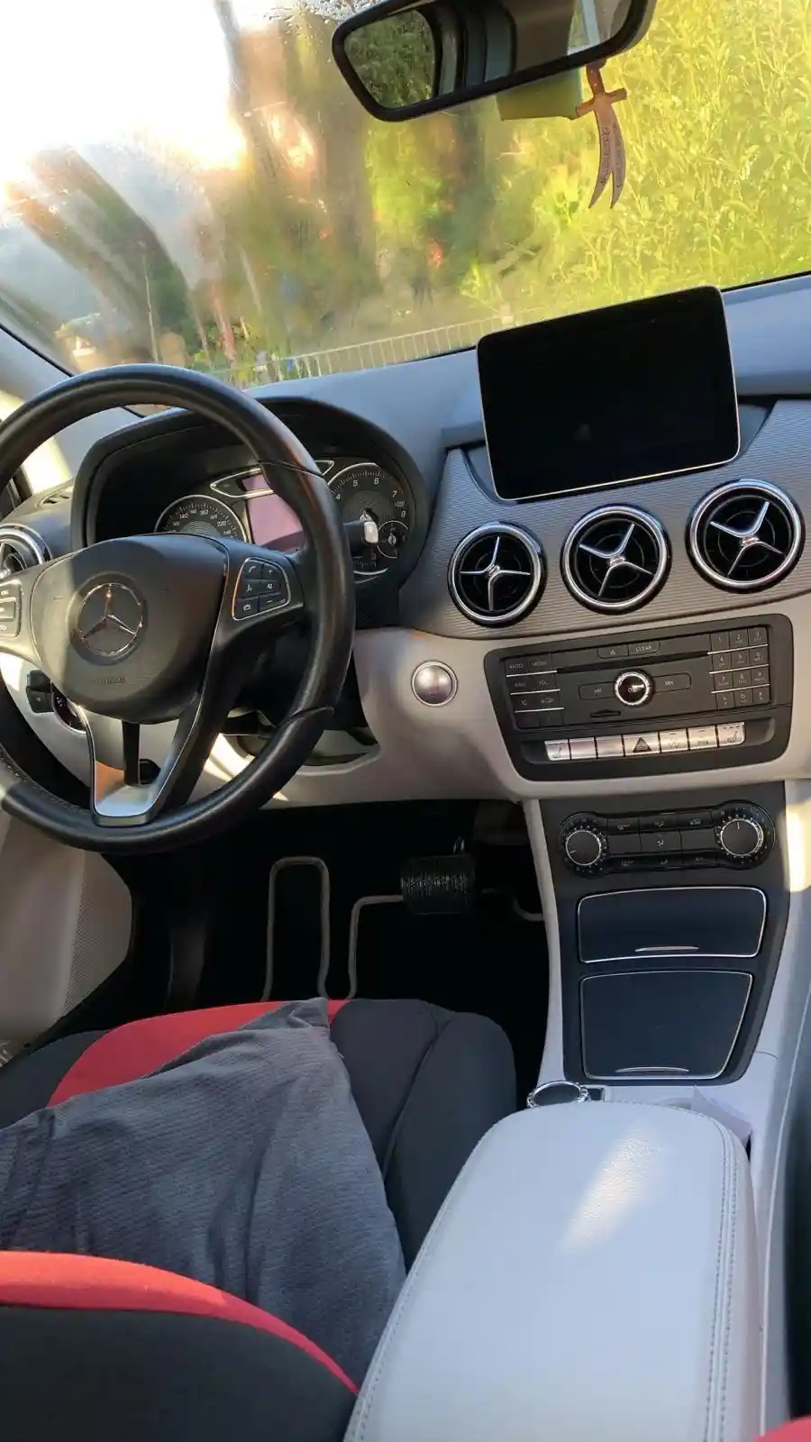 Mercedes-Benz B 180