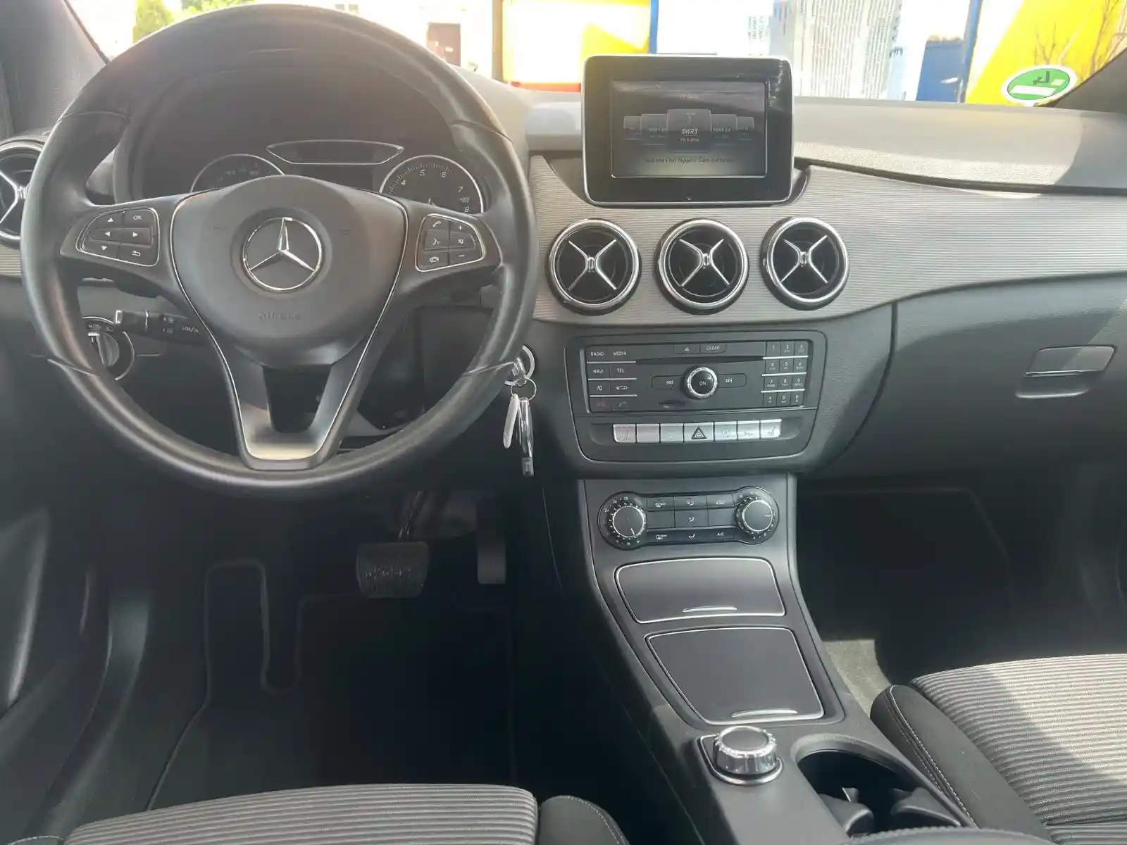 Mercedes-Benz B 180