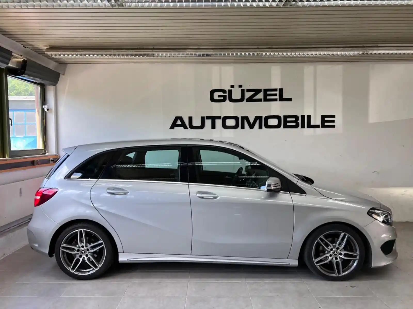 Mercedes-Benz B 180