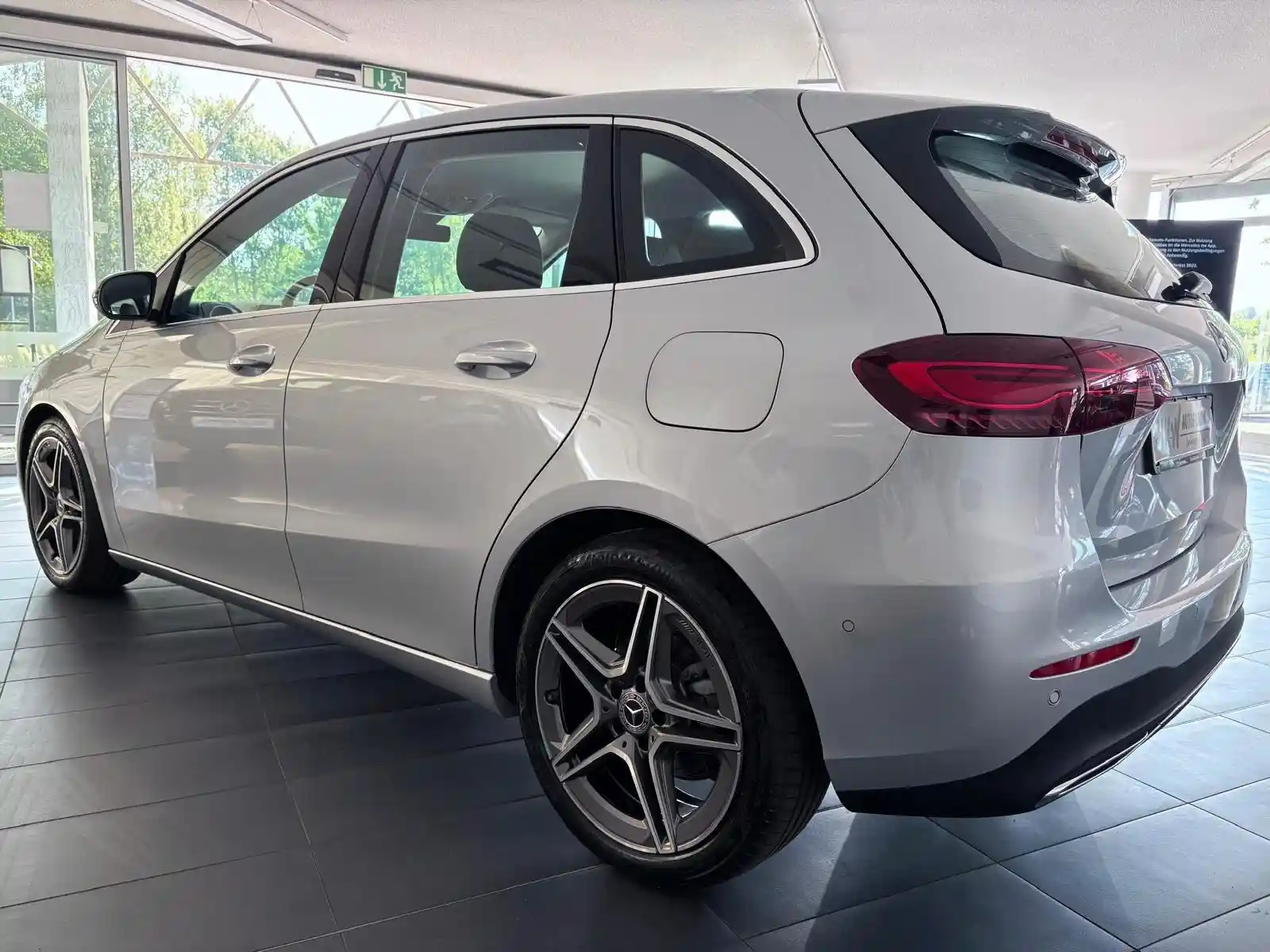 Mercedes-Benz B 180