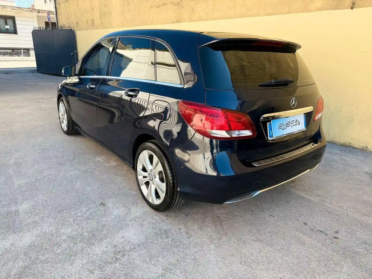 Mercedes-Benz B 180
