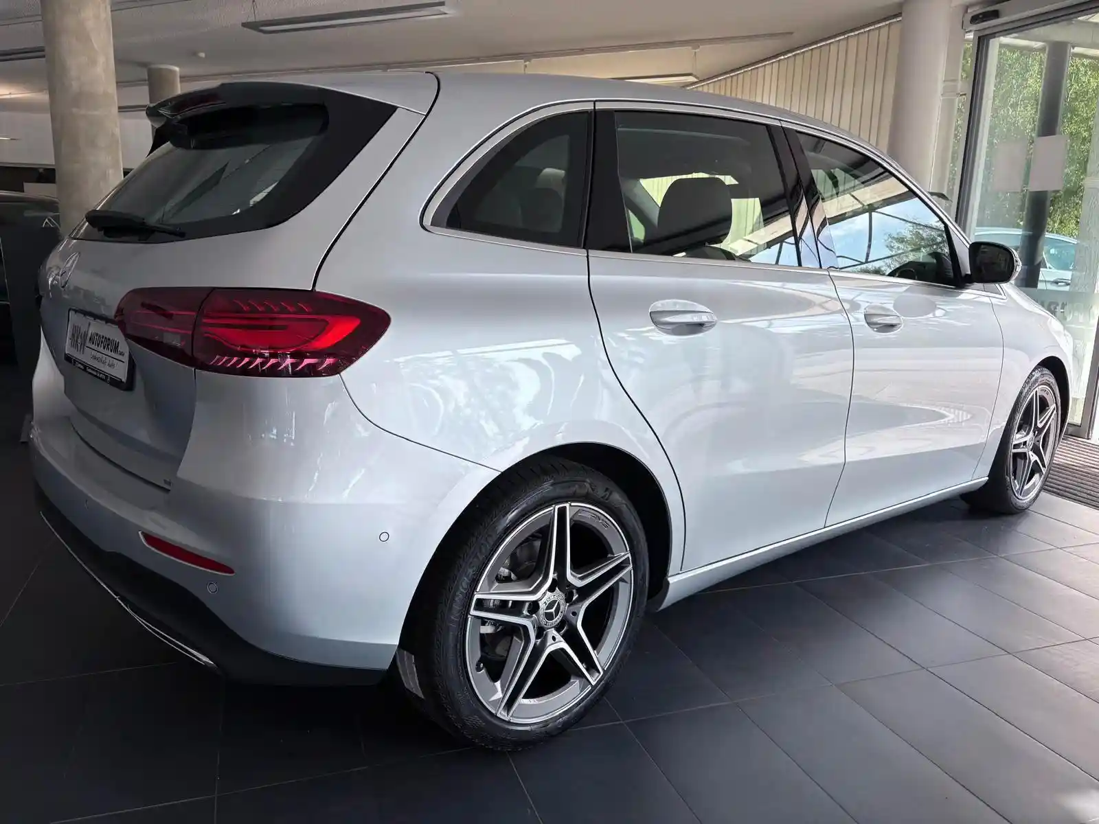 Mercedes-Benz B 180