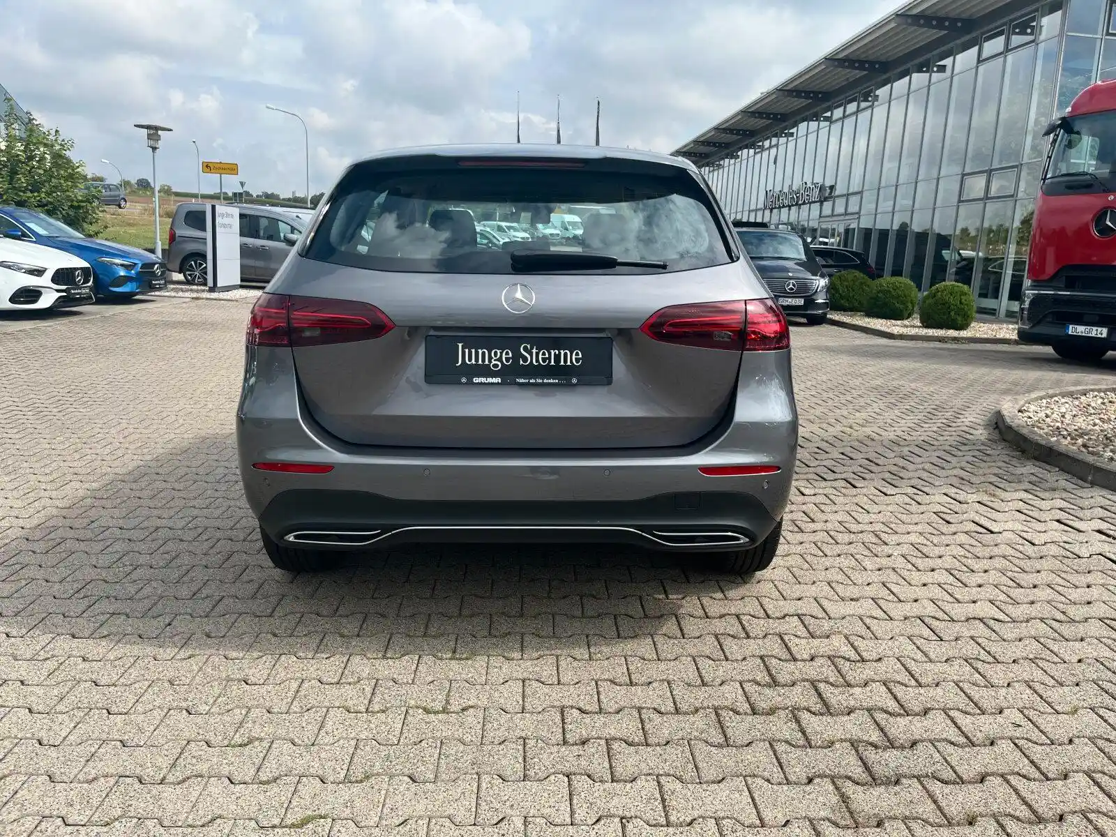 Mercedes-Benz B 180