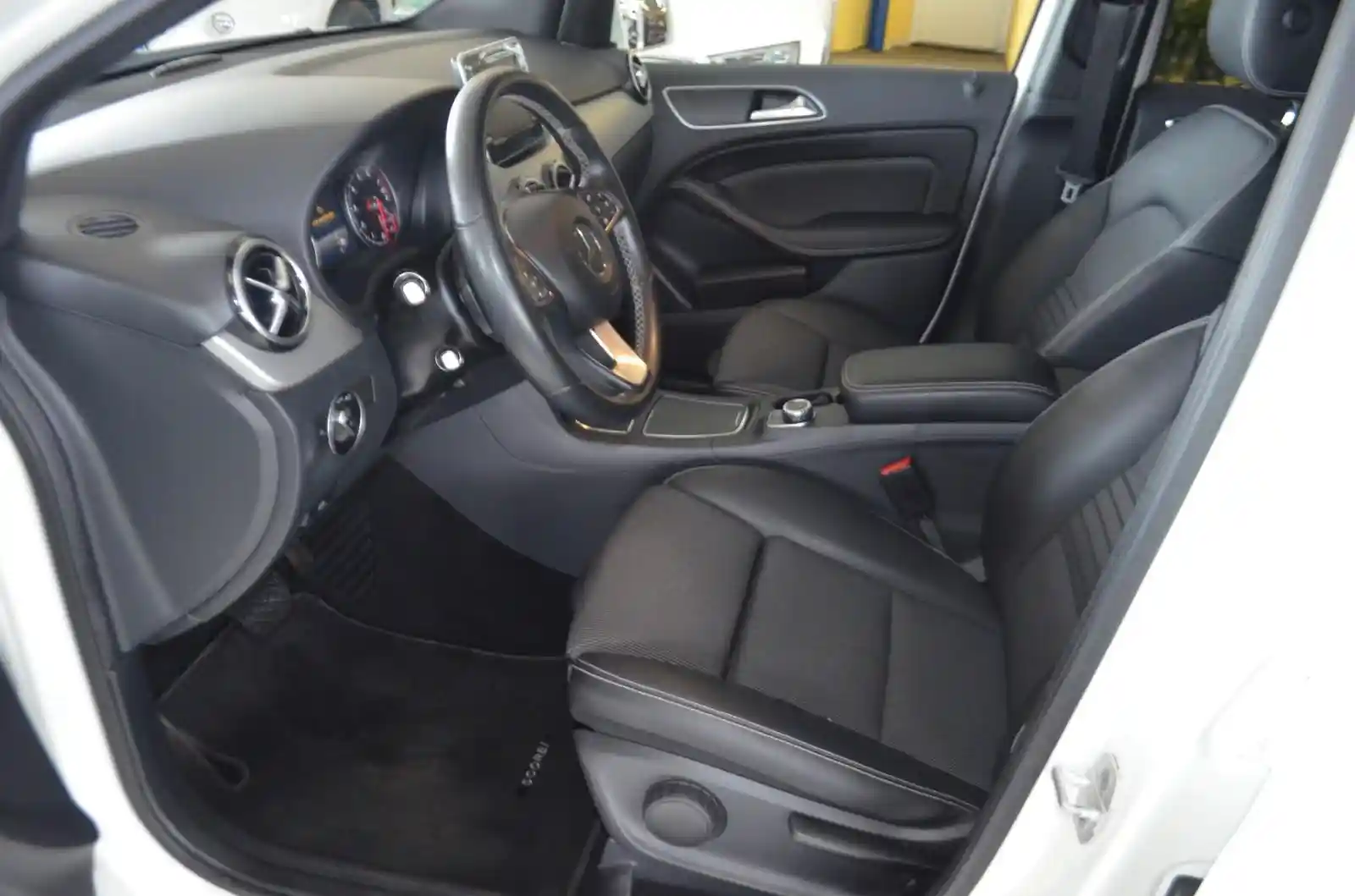 Mercedes-Benz B 180
