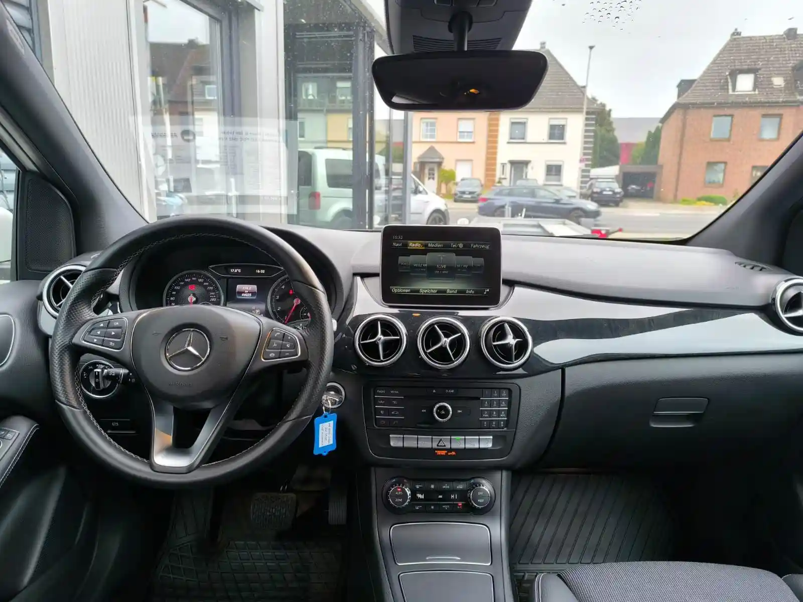 Mercedes-Benz B 180
