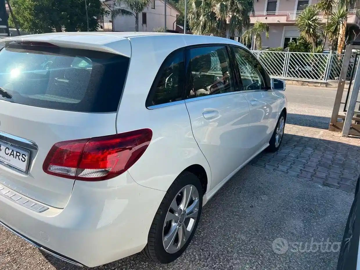 Mercedes-Benz B 180
