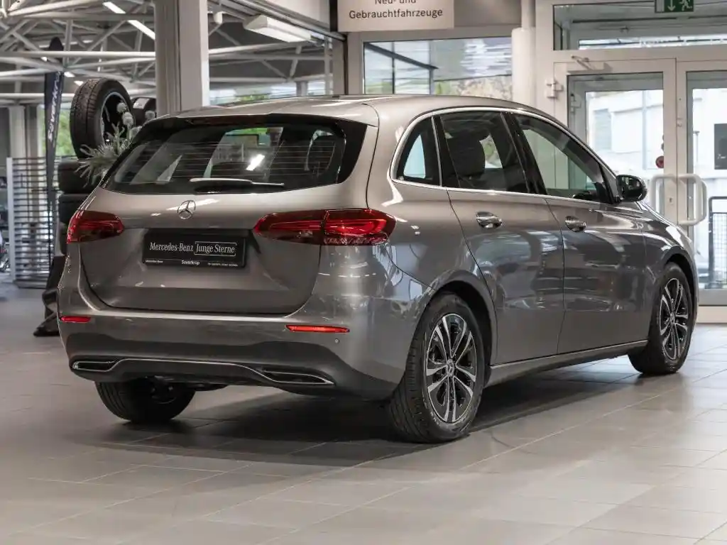 Mercedes-Benz B 180