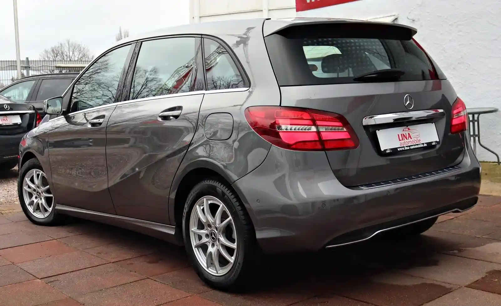 Mercedes-Benz B 180