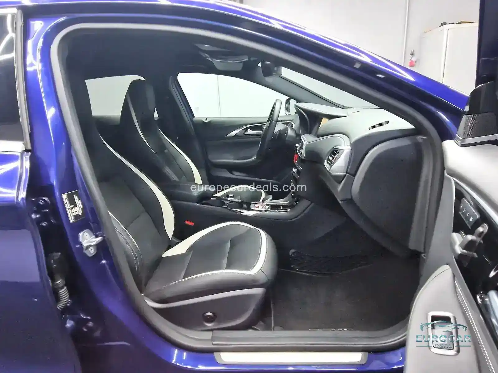Infiniti Q30