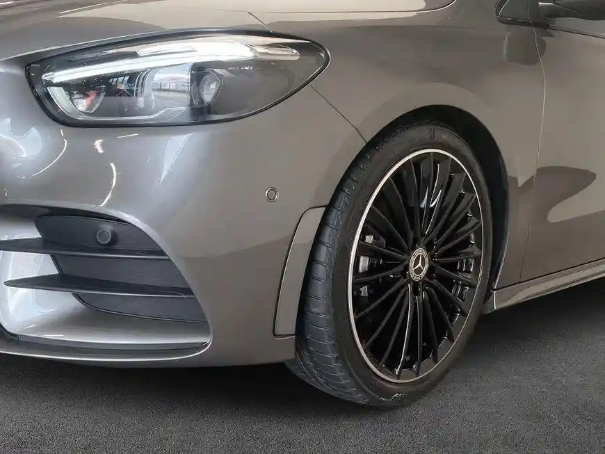 Mercedes-Benz B 180
