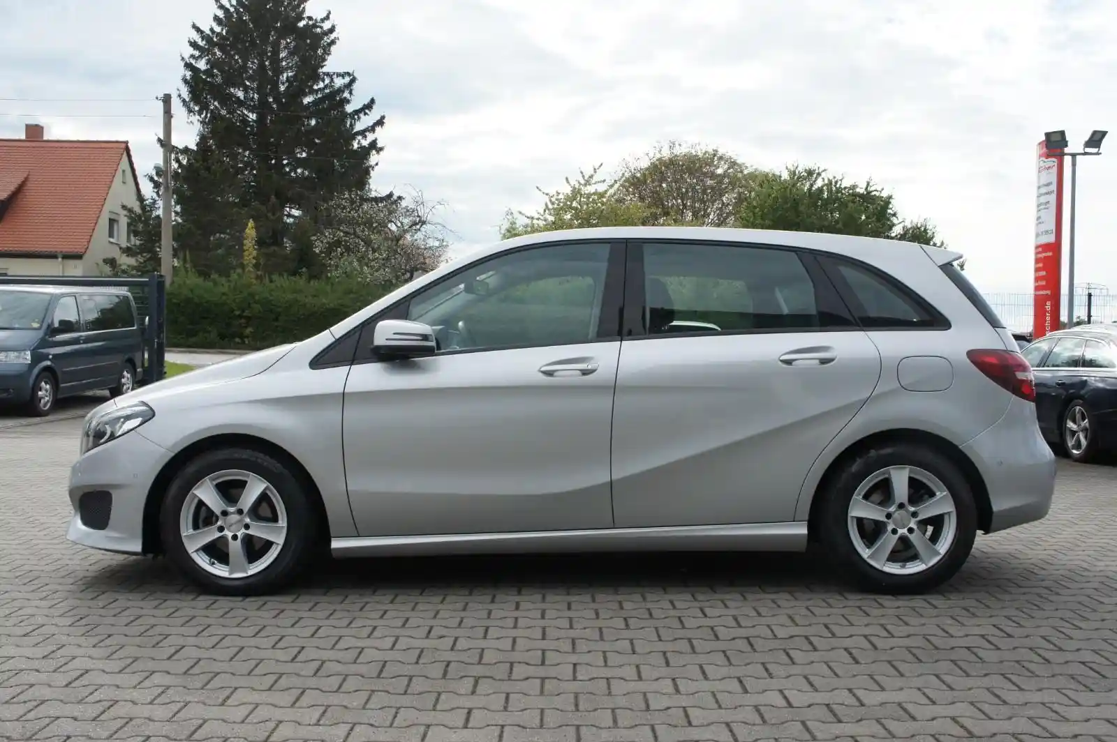 Mercedes-Benz B 180