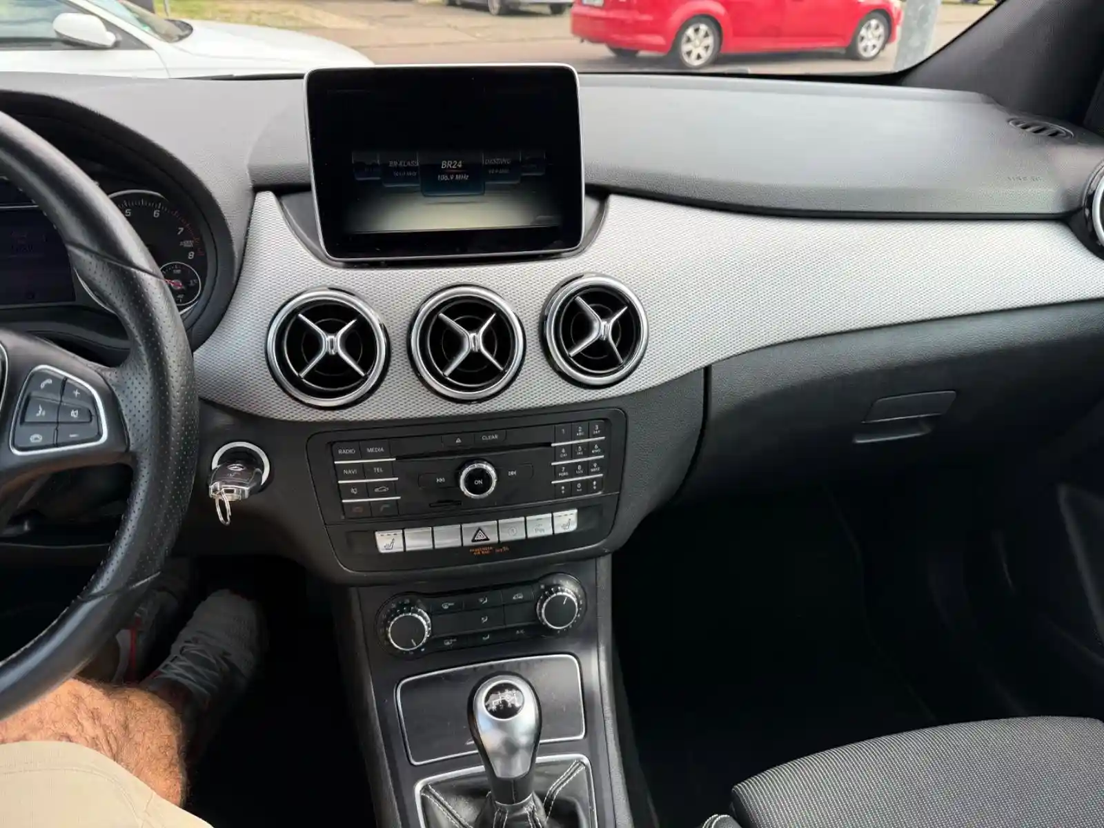 Mercedes-Benz B 180