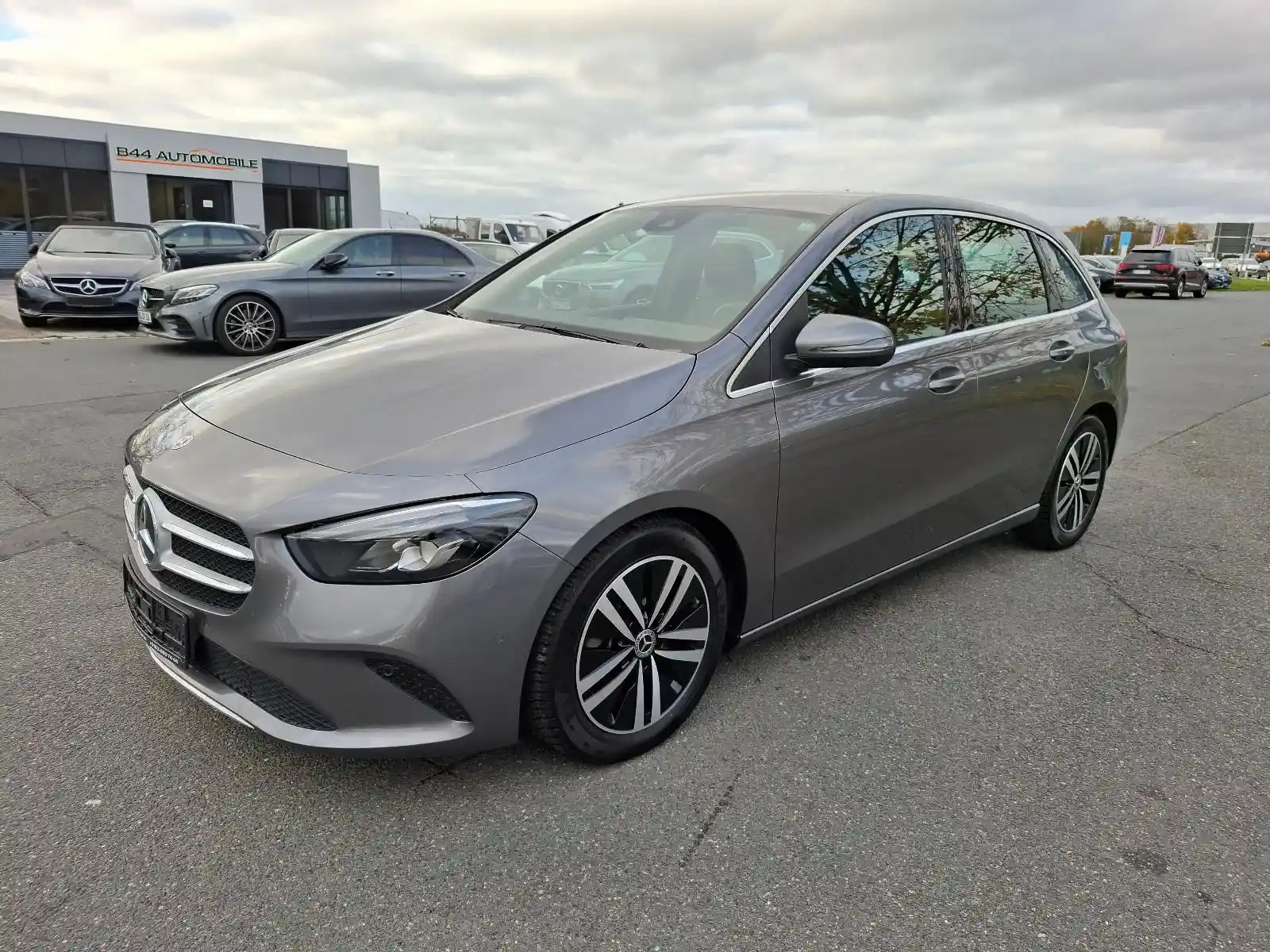 Mercedes-Benz B 180