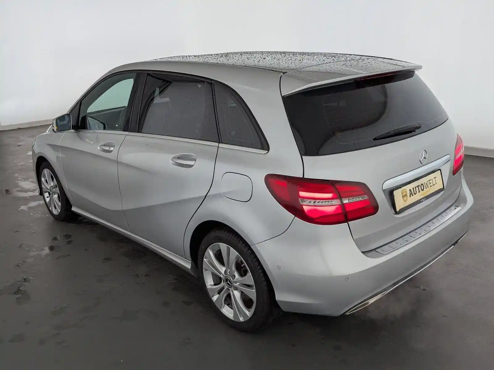 Mercedes-Benz B 180