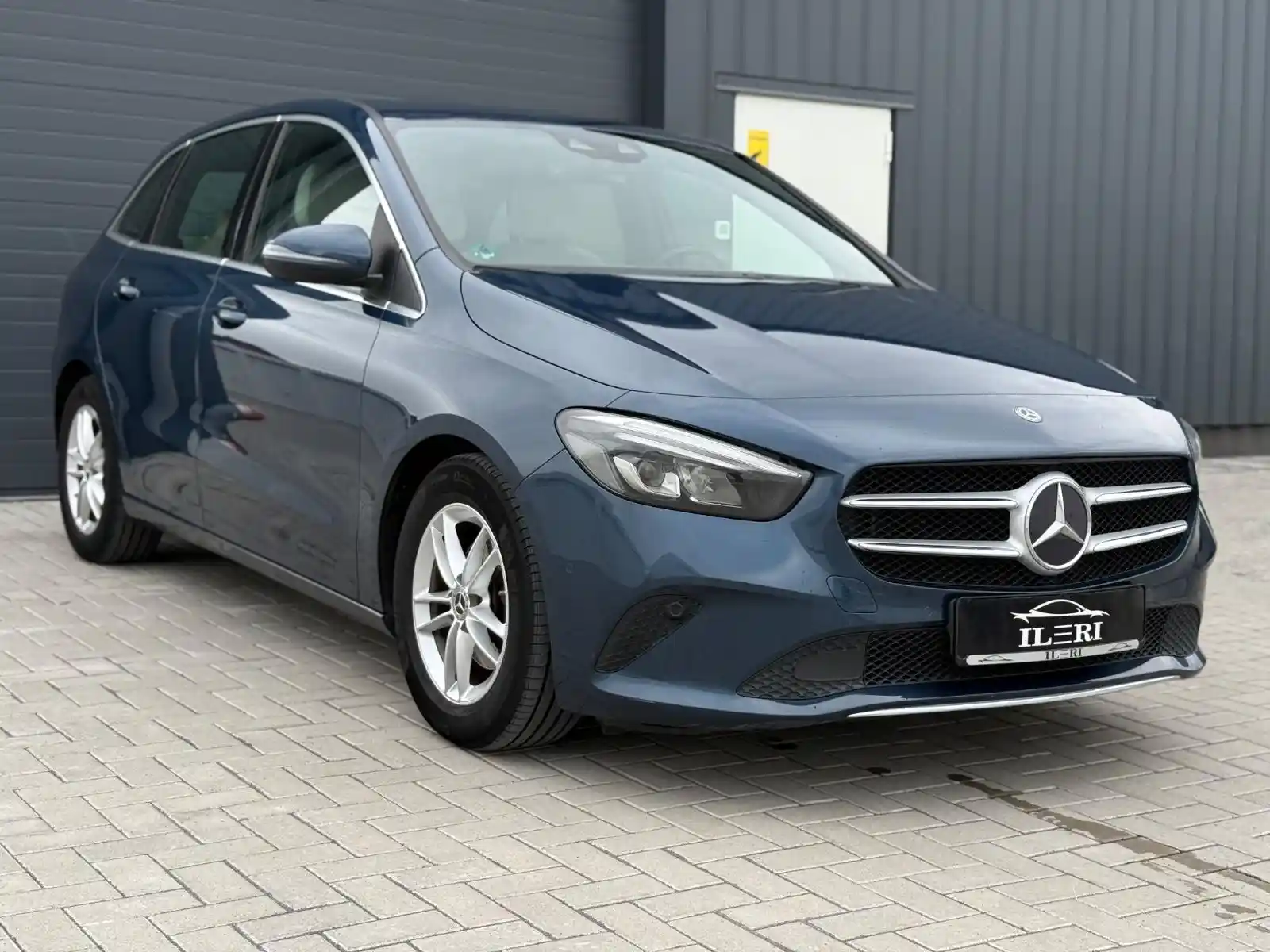 Mercedes-Benz B 180
