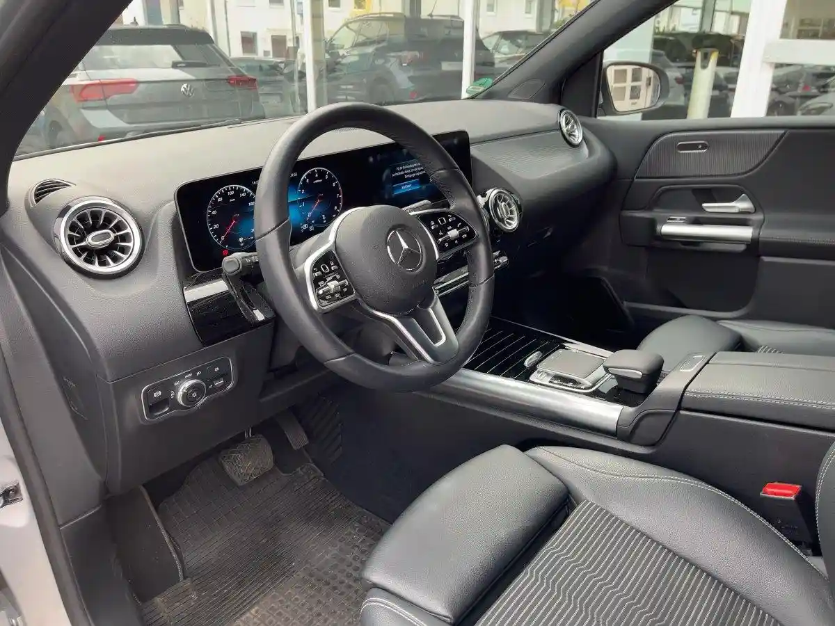 Mercedes-Benz B 180