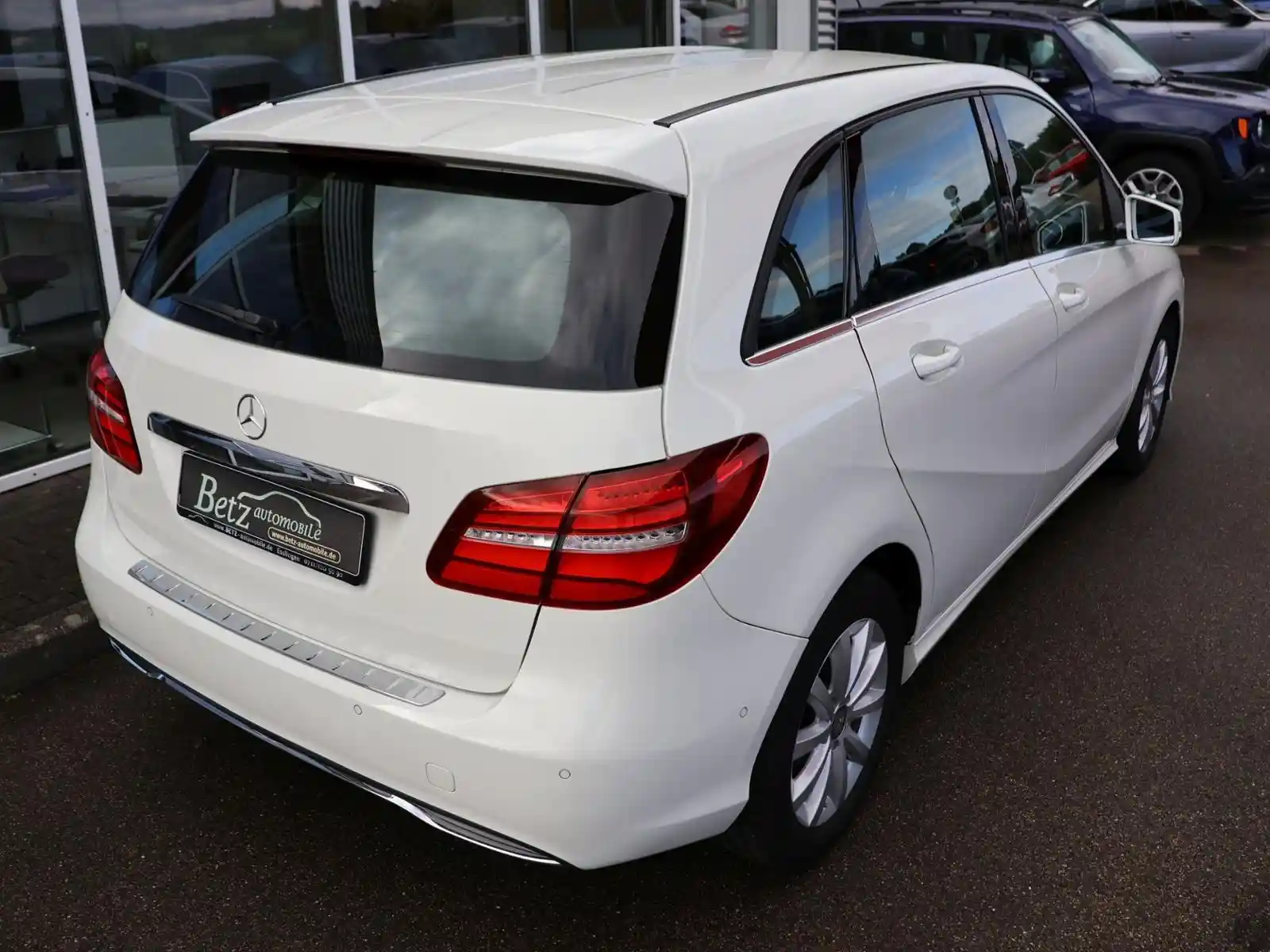 Mercedes-Benz B 180