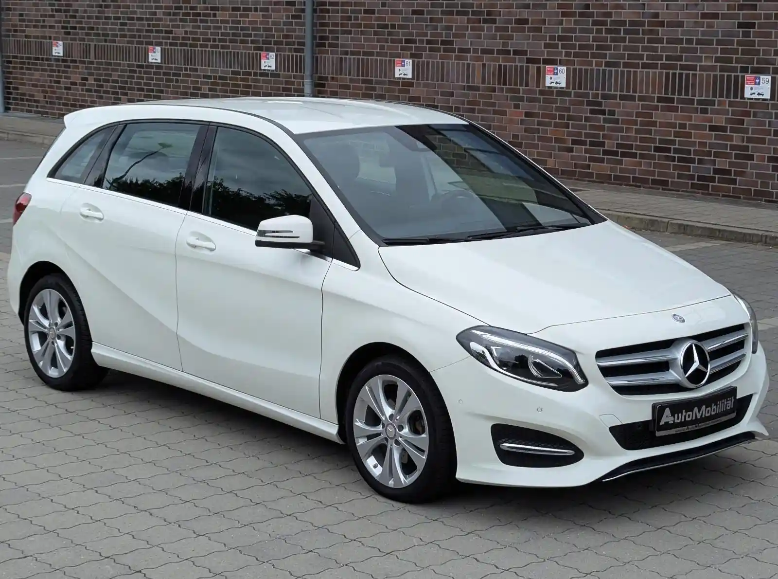 Mercedes-Benz B 180