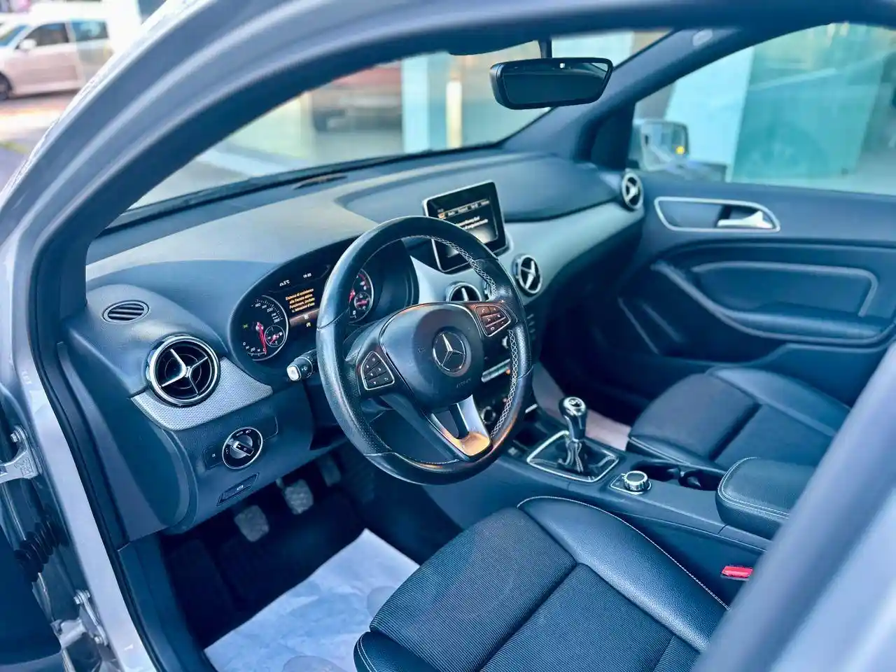 Mercedes-Benz B 180