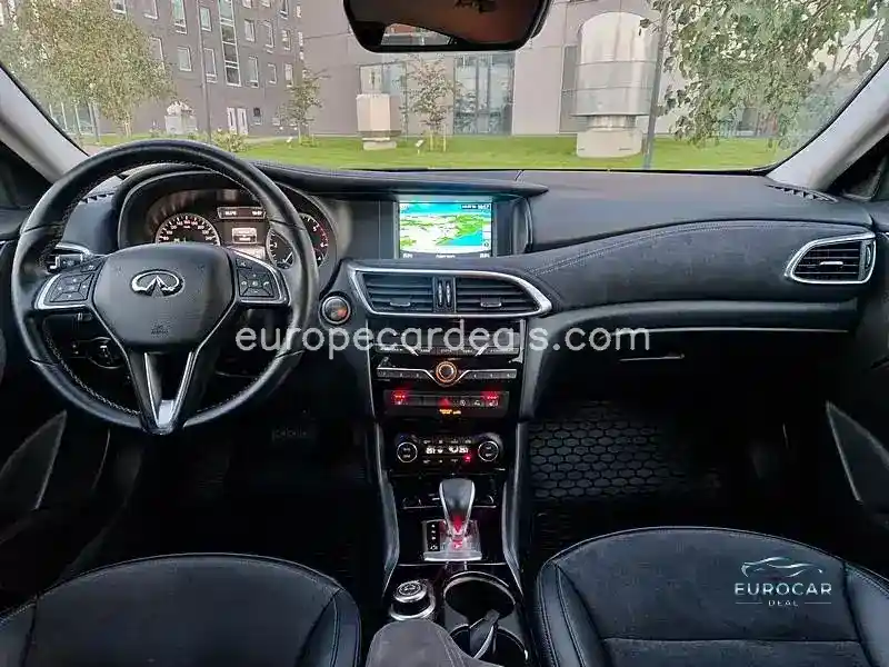 Infiniti Q30
