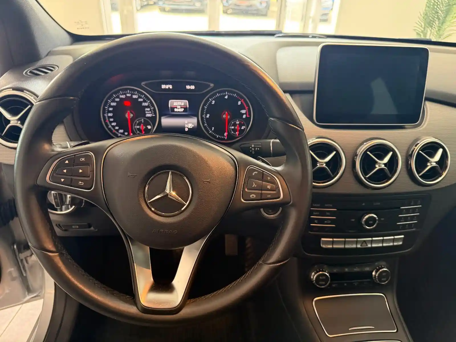 Mercedes-Benz B 180