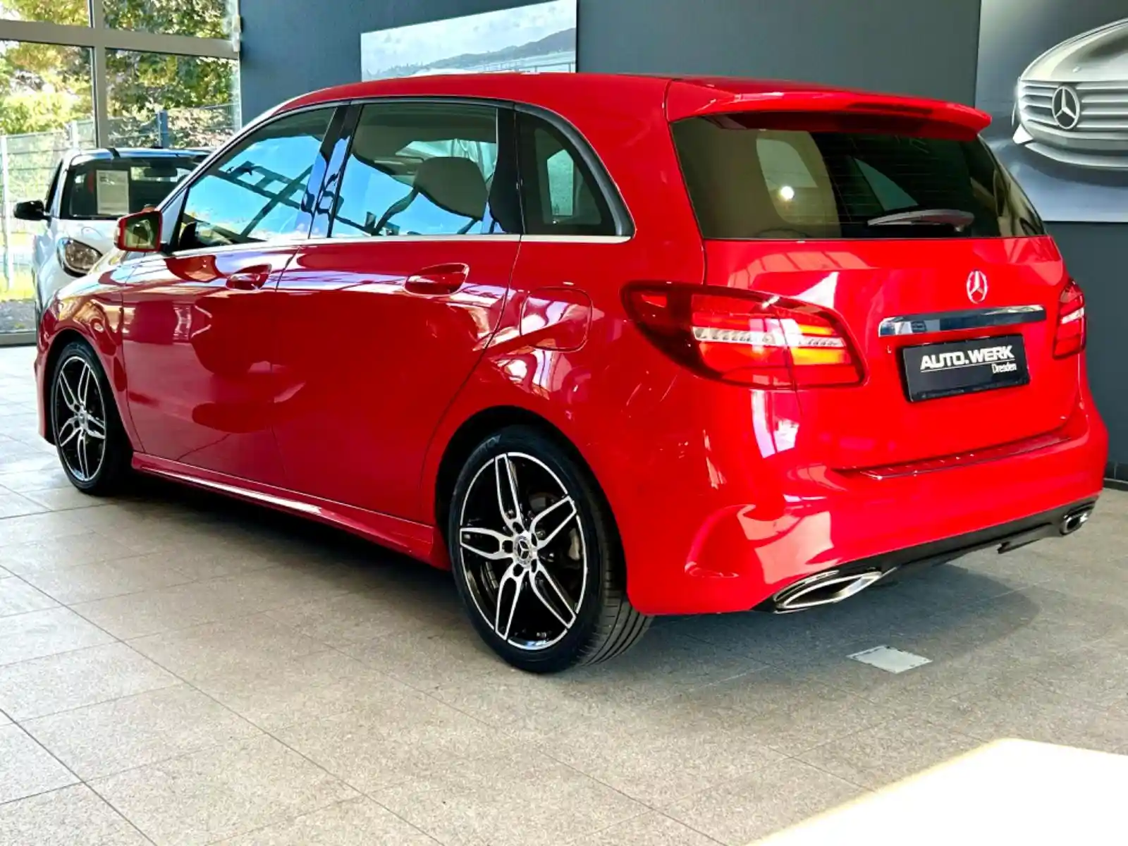 Mercedes-Benz B 180