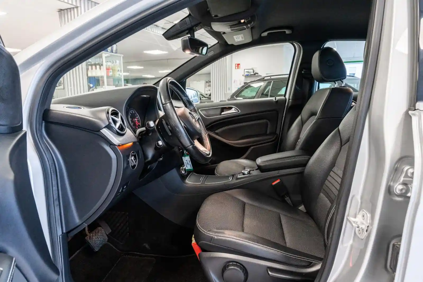 Mercedes-Benz B 180