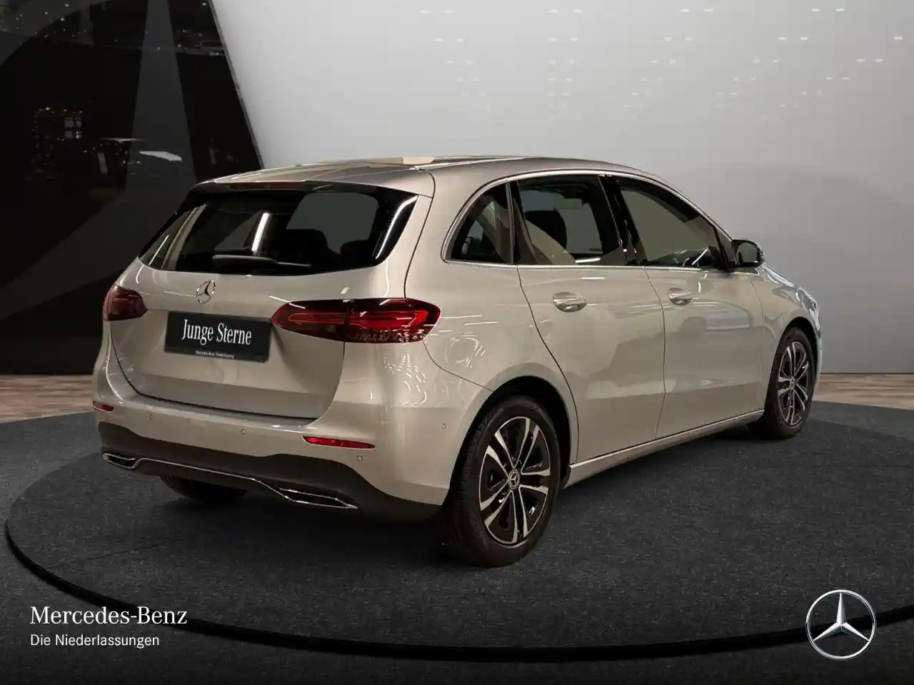 Mercedes-Benz B 180