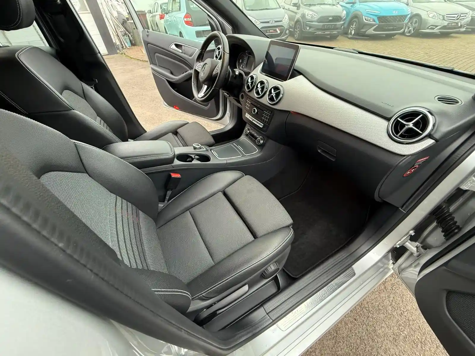 Mercedes-Benz B 180