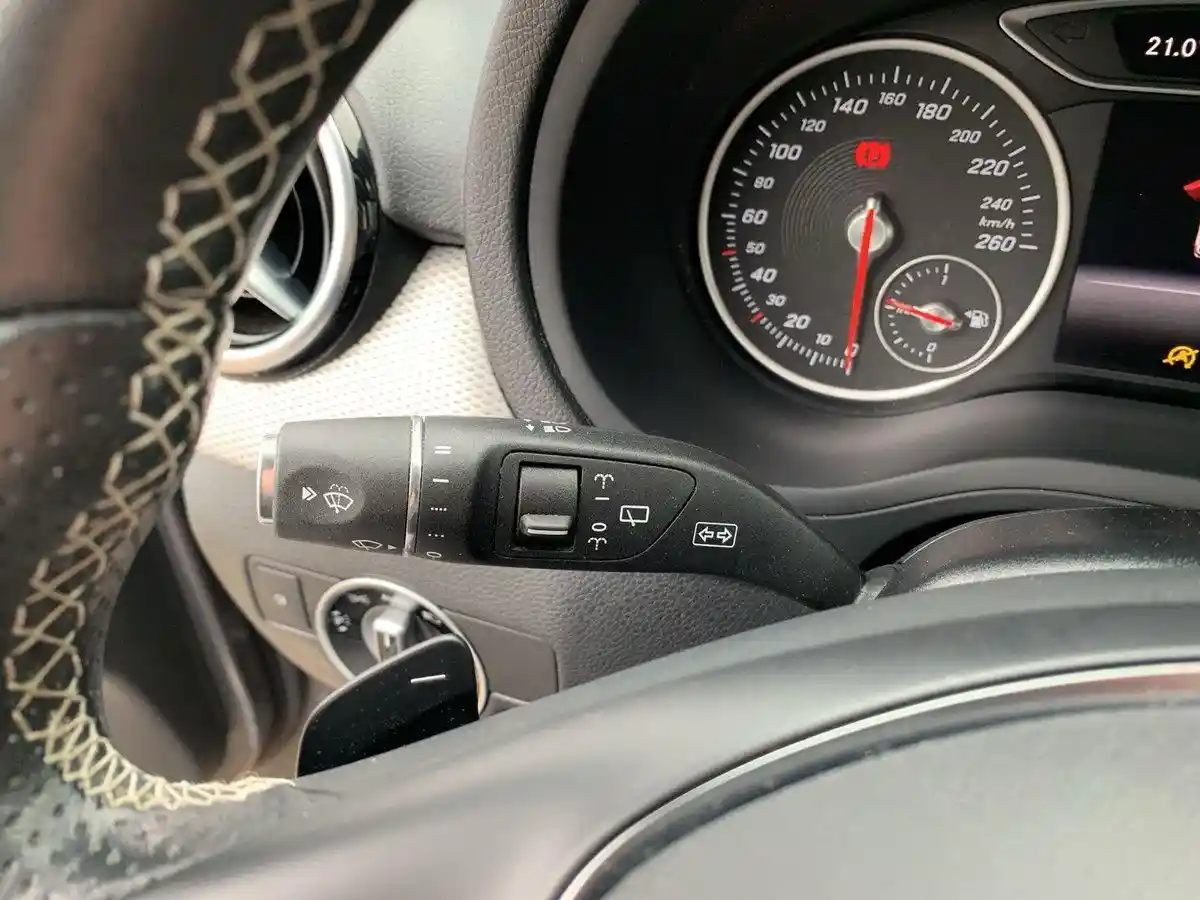 Mercedes-Benz B 180