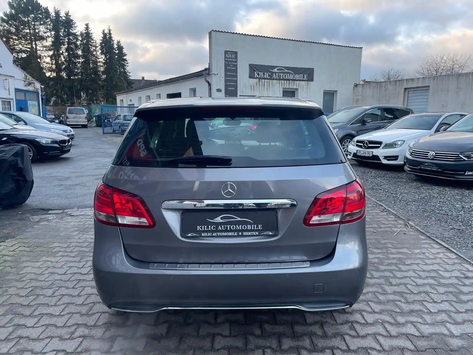 Mercedes-Benz B 180