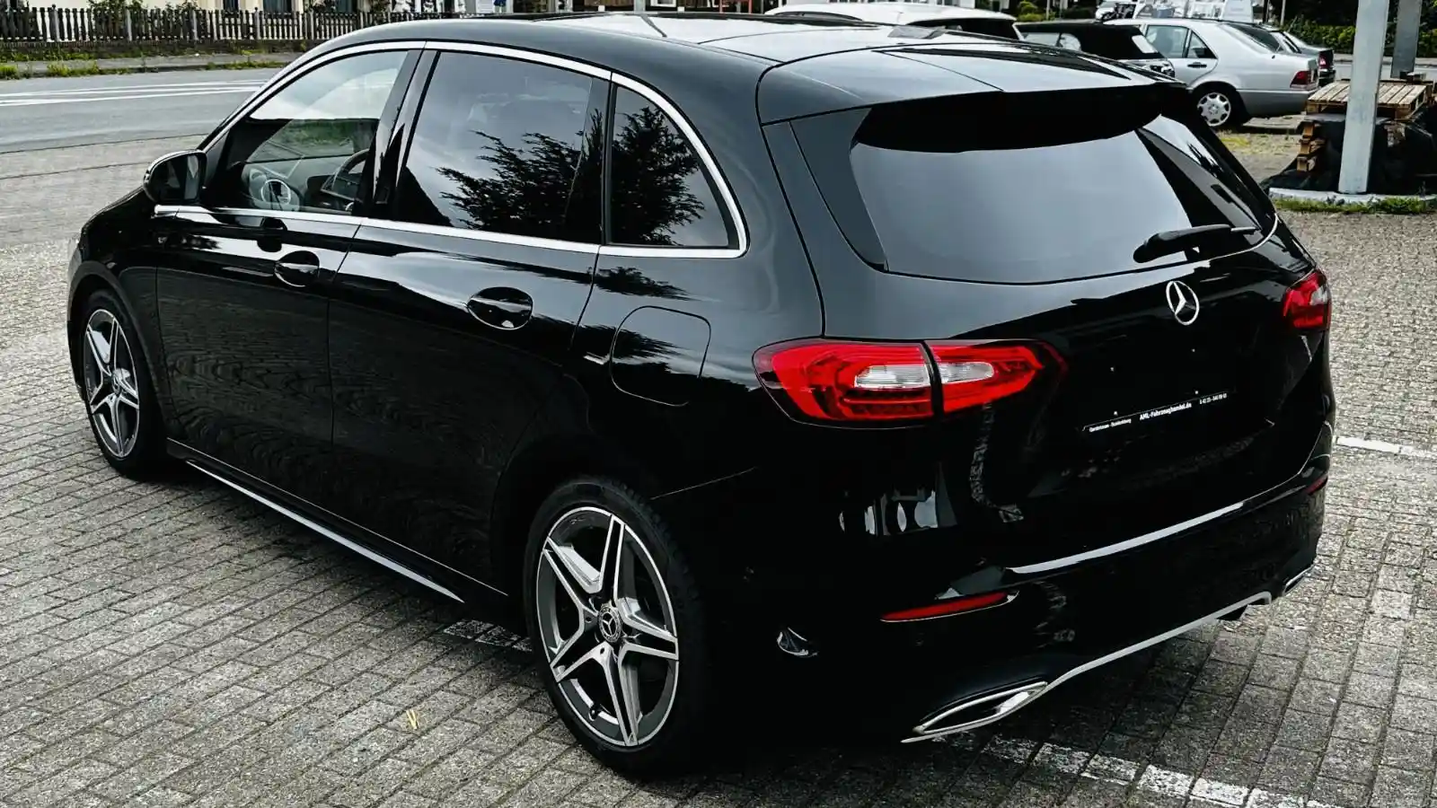 Mercedes-Benz B 180
